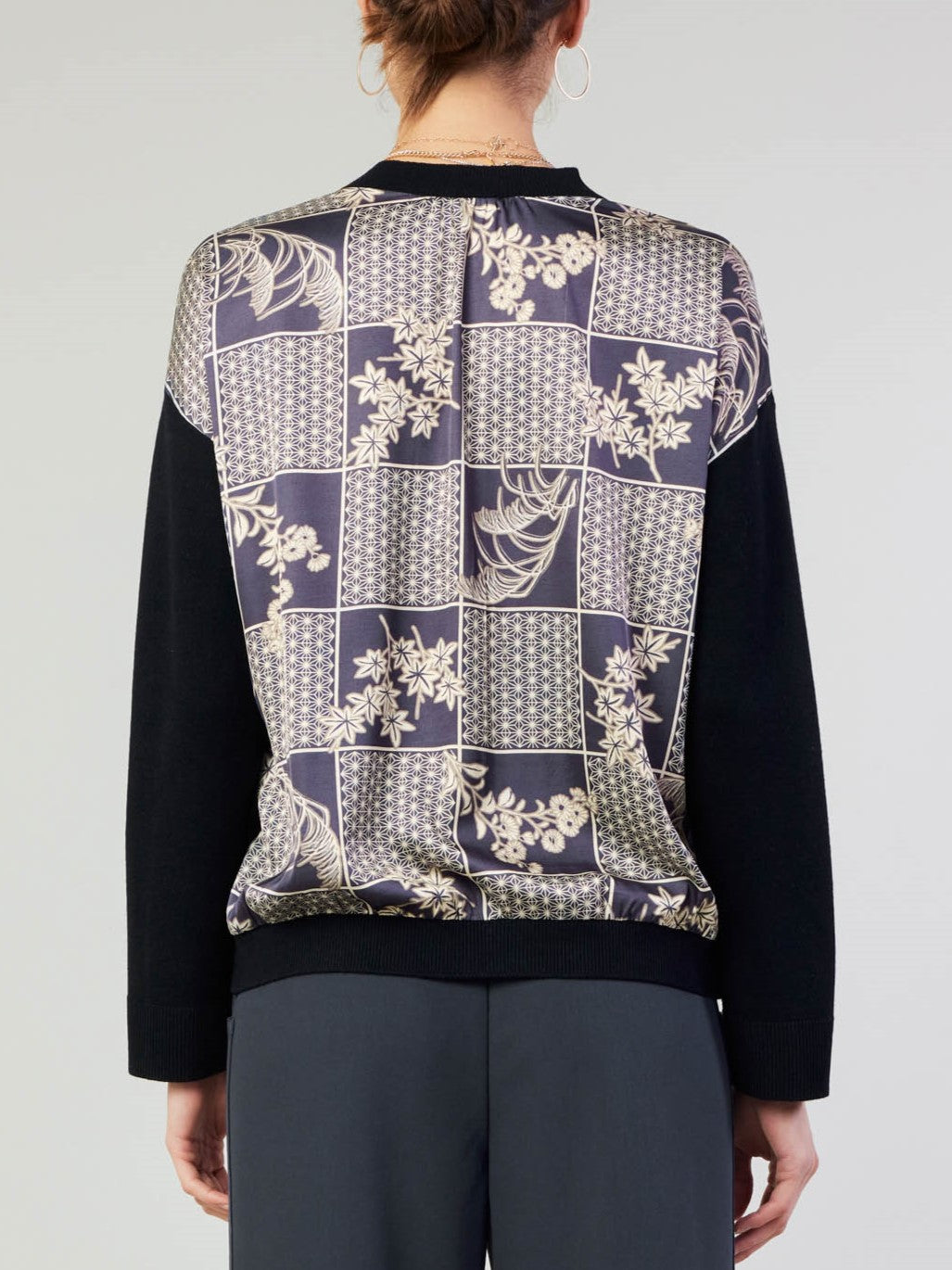 2430209 Sueter Negro azul